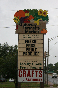 Gateway Farmers market sign with names of fruits and vegetables and crafts available there